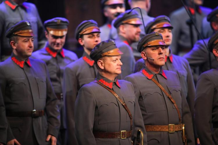 Aktorzy podczas koncertu z okazji 150. rocznicy urodzin marszałka Józefa Piłsudskiego pt. „Nienapisany pamiętnik” w Teatrze Muzycznym w Łodzi. Fot. PAP/G. Michałowski