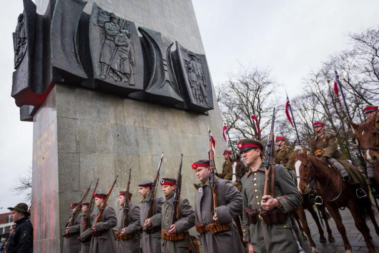 Uroczystości przed pomnikiem Powstańców Wielkopolskich w Poznaniu w 98. rocznicę wybuchu Powstania Wielkopolskiego. 27.12.2016. Fot. PAP/M. Zakrzewski 