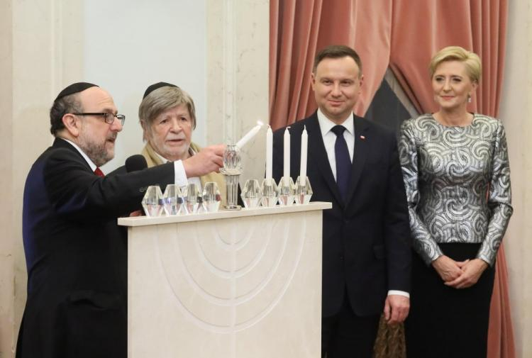 Prezydent Andrzej Duda (2P) z małżonką Agatą Kornhauser-Dudą (P), naczelny rabin Polski Michael Schudrich (L) i były ambasador Izraela w Polsce Szewach Weiss (2L) podczas uroczystości zapalenia świec chanukowych w Pałacu Prezydenckim w Warszawie. Fot. PAP/P. Supernak