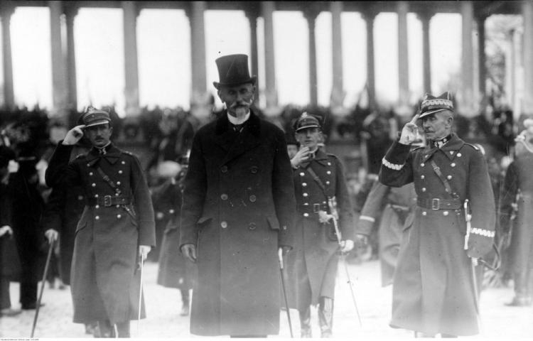 Prezydent RP Stanisław Wojciechowski w towarzystwie adiutanta, gen. Mariusza Zaruskiego przed Grobem Nieznanego Żołnierza w Warszawie. Fot. NAC