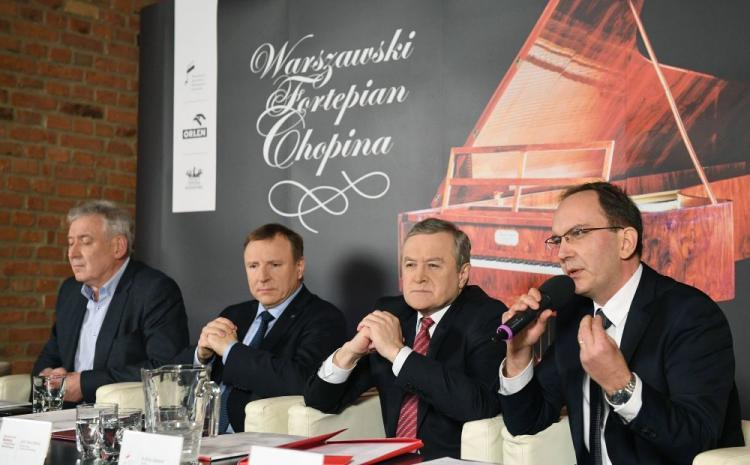 Dyrektor Teatru Wielkiego Opery Narodowej Waldemar Dąbrowski (L), prezes TVP Jacek Kurski (2L), wicepremier minister kultury Piotr Gliński (2P), dyrektor NIFC Artur Szklener (P) podczas konferencji prasowej nt. koncertu "Warszawski fortepian Chopina". Fot. PAP/R. Pietruszka