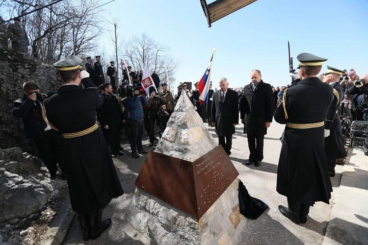 Marszałek Senatu Stanisław Karczewski (C-L) i przewodniczący Rady Państwowej Republiki Słowenii Alojz Kovsca (C-P) podczas uroczystości odsłonięcia obelisku na wzgórzu Sabotin upamiętniającego Polaków, żołnierzy armii austriacko-węgierskiej oraz niemieckiej, walczących i poległych na froncie nad Soczą w latach 1915-1917 w Nowej Goricy. Fot. PAP/L. Szymański