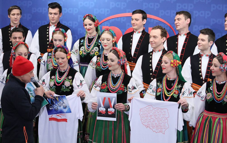 Dziennikarz PAP Janusz Kalinowski (L) podczas występu Państwowego Zespołu Ludowego Pieśni i Tańca "Mazowsze" im. T. Sygietyńskiego w trakcie konferencji prasowej nt. projektów na 100-lecie odzyskania przez Polskę niepodległości. Fot. PAP/L. Szymański