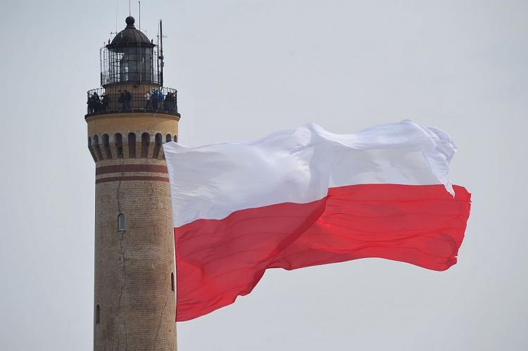 Flaga RP na latarni morskiej w Świnoujściu, 02.05.2017. Fot. PAP/M. Bielecki