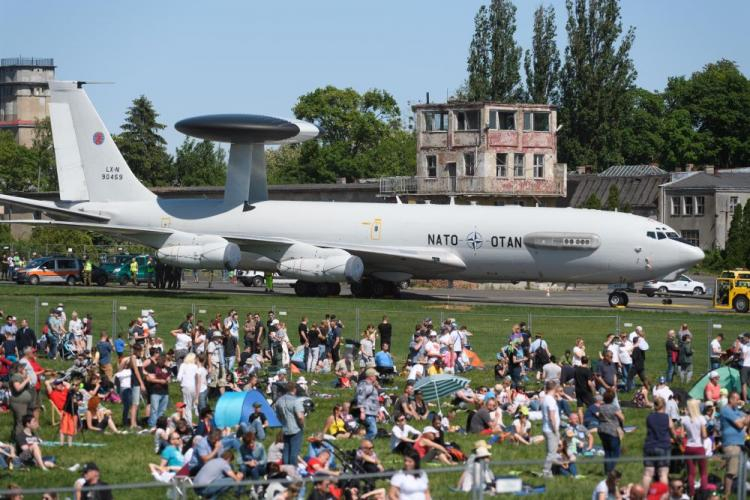 Boeing E-3 Sentry systemu AWACS i widzowie podczas międzynarodowych pokazów lotniczych Poznań Airshow 2018. Fot. PAP/J. Kaczmarczyk