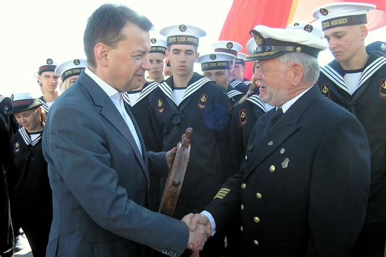 Minister obrony narodowej Mariusz Błaszczak (L) i komendant żaglowca Dar Młodzieży kapitan Ireneusz Lewandowski (P) podczas spotkania z uczestnikami Rejsu Niepodległości w Tallinnie. Fot. PAP/J. Borowski