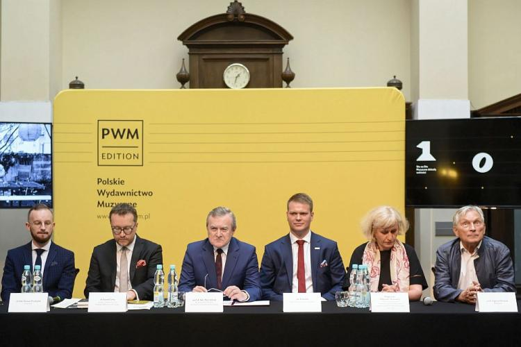 Od lewej: kompozytor dr hab. Dariusz Przybylski, dyrektor-redaktor naczelny Polskiego Wydawnictwa Muzycznego dr Daniel Cichy, wicepremier, minister kultury i dziedzictwa narodowego Piotr Gliński, dyrektor Biura Programu „Niepodległa” Jan Kowalski, przewodnicząca Rady Programowej projektu „100 na 100” Małgorzata Małaszko-Stasiewicz, kompozytor prof. Zygmunt Krauze, 19 bm. podczas konferencji prasowej zapowiadającej przedsięwzięcie „100 na 100. Muzyczne dekady wolności”. Fot. PAP/J. Kamiński