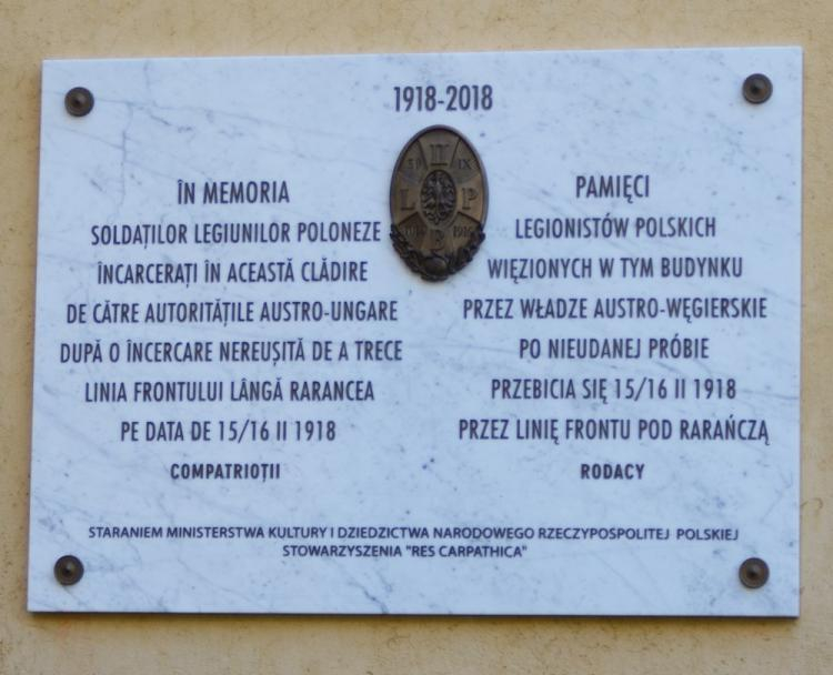 Kamienna tablica z emblematem II Brygady Legionów Polskich oraz tekstem w języku rumuńskim i polskim, upamiętniającym bitwę pod Rarańczą i legionistów polskich uwięzionych w Syhocie Marmaroskim. Źródło: Narodowy Instytut Polskiego Dziedzictwa Kulturowego za Granicą