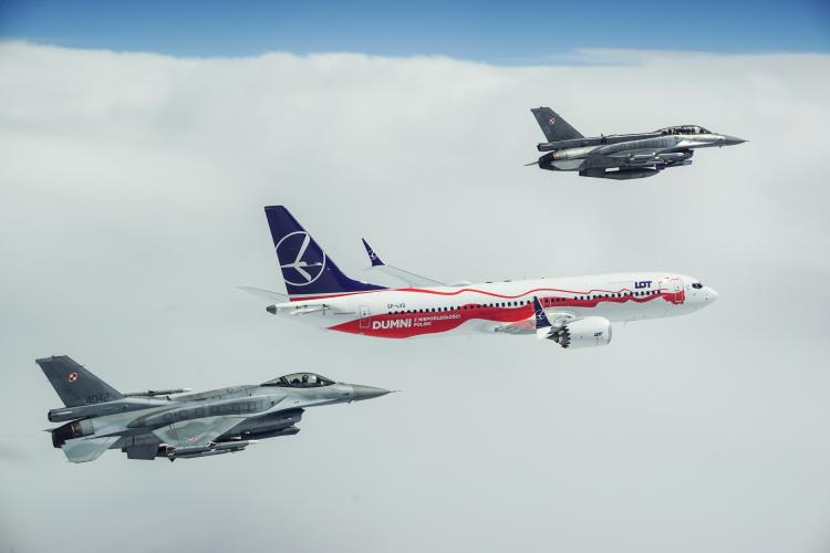 Drugi samolot PLL LOT pomalowany w biało-czerwone barwy - Boeing 737 MAX 8 eskortowany przez samoloty F-16 z 31. Bazy Lotnictwa Taktycznego w Krzesinach. Źródło: Biuro Prasowe PLL LOT