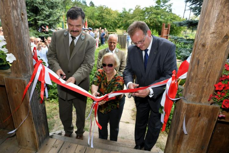 Szef Urzędu do Spraw Kombatantów i Osób Represjonowanych Jan Józef Kasprzyk (P), córka Antoniego Hedy, Teresa Heda-Snopkiewicz (C) i dyrektor Regionalnej Dyrekcji Lasów Państwowych w Radomiu Andrzej Matysiak (L) podczas otwarcia Izby Pamięci im. gen. Antoniego Hedy "Szarego". Fot. PAP/P. Polak