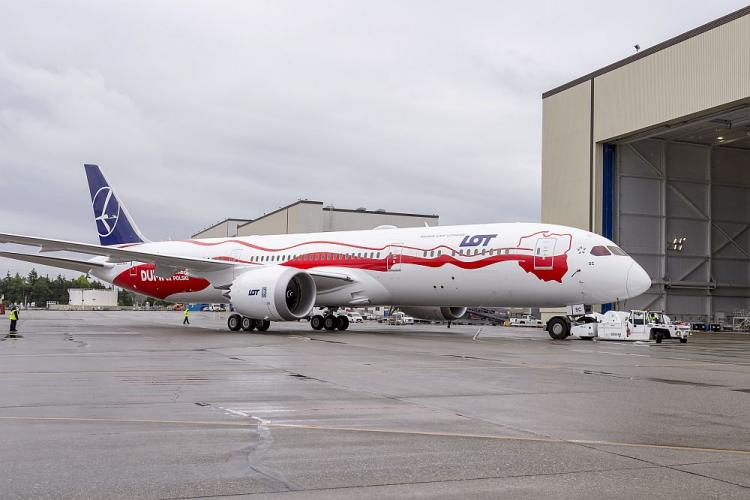 Biało-czerwony Dreamliner przed hangarem w Everett. Źródło: Biuro Prasowe PLL LOT