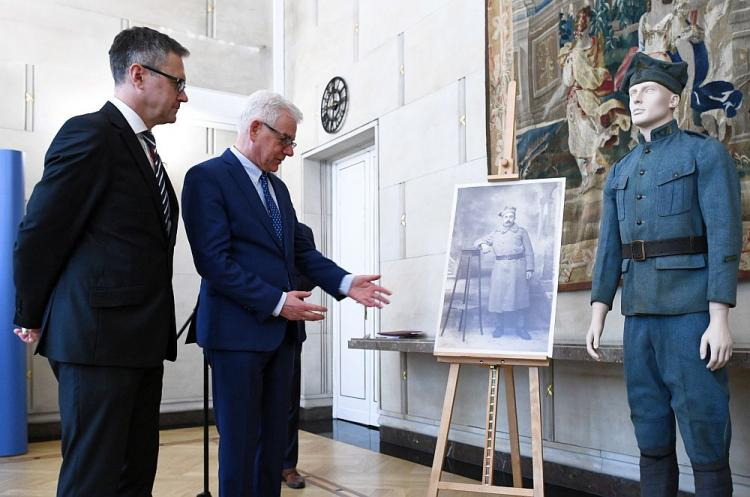 Minister spraw zagranicznych Jacek Czaputowicz (2L) i zastępca dyrektora muzeum Robert Supeł (L) podczas uroczystości przekazania pozyskanych przez MSZ pamiątek po kapralu Bronisławie Gozdowskim do Muzeum Józefa Piłsudskiego w Sulejówku. Fot. PAP/J. Turczyk