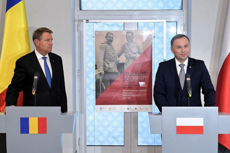 Prezydent Polski Andrzej Duda (P) i prezydent Rumunii Klaus Iohannis podczas otwarcia wystawy poświęconej 100-leciu polsko-rumuńskich relacji w Krajowej Izbie Gospodarczej. Fot. PAP/M. Obara