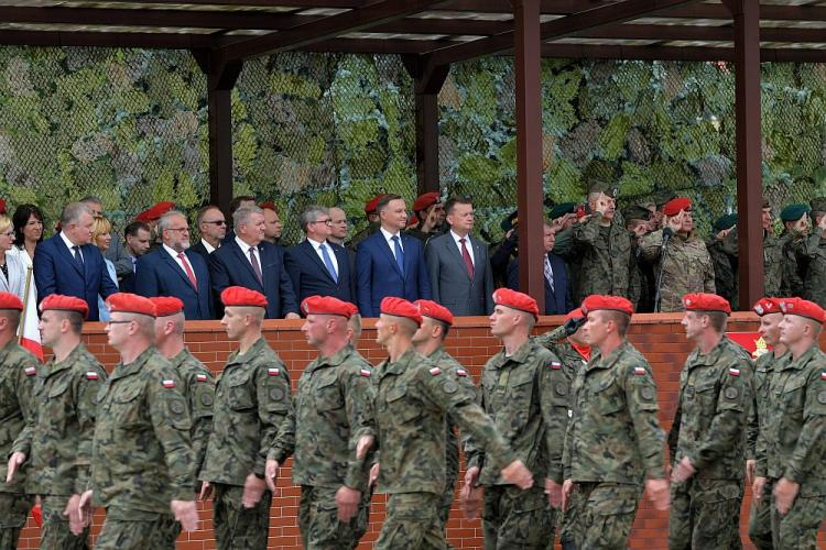 Prezydent Andrzej Duda (6L), szef Biura Bezpieczeństwa Narodowego Paweł Soloch (5L), minister obrony narodowej Mariusz Błaszczak (7L), poseł PiS Michał Jach (8L) podczas święta Żandarmerii Wojskowej w kompleksie koszarowym ŻW w Mińsku Mazowieckim. Fot. PAP/P. Piątkowski