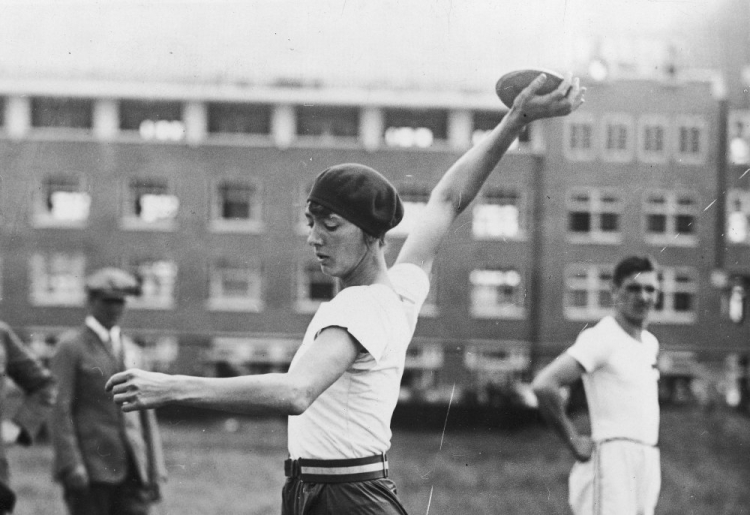 Halina Konopacka podczas rzutu dyskiem na igrzyskach olimpijskich w Amsterdamie w 1928. Źródło: NAC