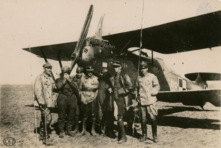 Personel 9. Eskadry Lotniczej na lotnisku w Połonnem w czasie wyprawy kijowskiej. 04.1920. Źródło: CAW Personel 9. Eskadry Lotniczej na lotnisku w Połonnem w czasie wyprawy kijowskiej. 04.1920. Źródło: CAW