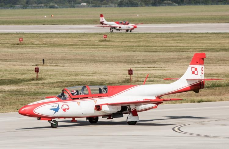 Dęblin, 11.08.2017 r. Samoloty PZL TS-11 Iskra podczas ćwiczeń w 41. Bazie Lotnictwa Szkolnego w Dęblinie. Piloci przygotowują się do defilady lotniczej. Fot. PAP/T. Koryszko