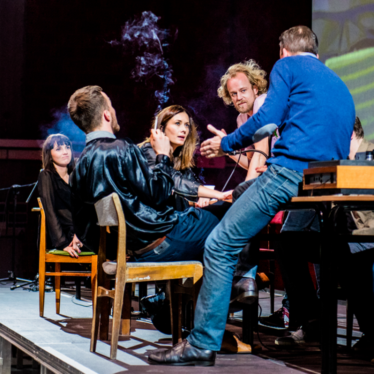 Scena ze spektaklu „Solidarność. Nowy Projekt”, reż. Paweł Wodziński, Teatr Polski im. Hieronima Konieczki w Bydgoszczy. Źródło: Solidarityofarts.pl Scena ze spektaklu „Solidarność. Nowy Projekt”, reż. Paweł Wodziński, Teatr Polski im. Hieronima Konieczki w Bydgoszczy. Źródło: Solidarityofarts.pl