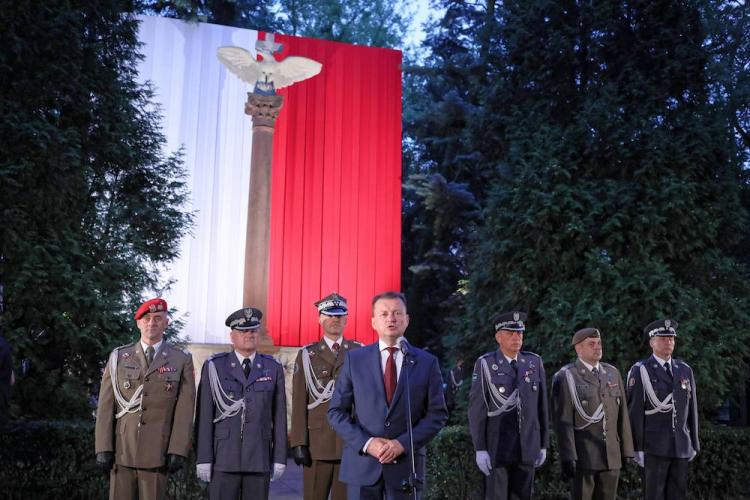 Minister obrony narodowej Mariusz Błaszczak (C) podczas Apelu Pamięci zorganizowanego, 14 bm. w ramach centralnych uroczystości z okazji Święta Wojska Polskiego na Cmentarzu Wojskowym na Powązkach. Fot. PAP/L. Szymański Minister obrony narodowej Mariusz Błaszczak (C) podczas Apelu Pamięci zorganizowanego, 14 bm. w ramach centralnych uroczystości z okazji Święta Wojska Polskiego na Cmentarzu Wojskowym na Powązkach. Fot. PAP/L. Szymański
