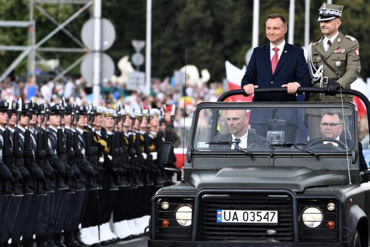 . Prezydent RP, zwierzchnik sił zbrojnych Andrzej Duda (L) w towarzystwie szefa Sztabu Generalnego, naczelnego dowódcy na czas wojny gen. broni Rajmunda Andrzejczaka (P) dokonuje przeglądu pododdziałów wojskowych, przed rozpoczęciem Wielkiej Defilady Niepodległości. Fot. PAP/J. Turczyk . Prezydent RP, zwierzchnik sił zbrojnych Andrzej Duda (L) w towarzystwie szefa Sztabu Generalnego, naczelnego dowódcy na czas wojny gen. broni Rajmunda Andrzejczaka (P) dokonuje przeglądu pododdziałów wojskowych, przed rozpoczęciem Wielkiej Defilady Niepodległości. Fot. PAP/J. Turczyk