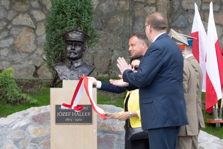 Prezydent Andrzej Duda (L) podczas odsłonięcia pomnika gen. Józefa Hallera w Jurczycach. Fot. PAP/J. Bednarczyk