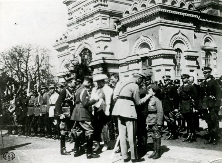 Marszałek Józef Piłsudski dekoruje Krzyżem Walecznych ucznia Gimnazjum Płockiego Tadeusza Jeziorowskiego. 10.04.1921 r. Fot. CAW