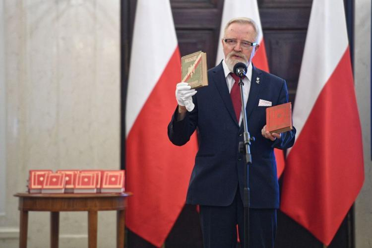 Dyrektor Archiwum Akt Nowych dr Tadeusz Krawczak podczas prezentacji reprintu "Kalendarza Niepodległości" z 1939 roku. Fot. PAP/J. Turczyk