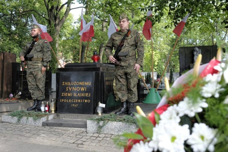 Uroczystość złożenia kwiatów na grobie Wojciecha Korfantego na cmentarzu przy ul. Francuskiej w Katowicach w 79. rocznicę śmierci Korfantego. Fot. PAP/A. Grygiel