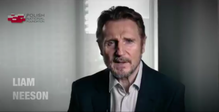 Liam Neeson w spocie Polskiej Fundacji Narodowej z okazji 98. rocznicy Bitwy Warszawskiej. Źródło: Twitter-Fundacja PFN