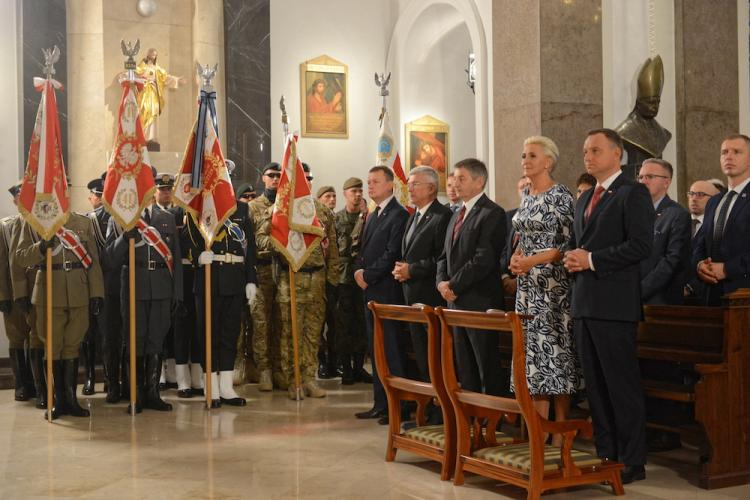 Prezydent RP Andrzej Duda (3P) z żoną Agatą Kornhauser-Dudą (4P), marszałek Sejmu Marek Kuchciński (5P) i marszałek Senatu Stanisław Karczewski (6P) podczas mszy św. odprawionej w Katedrze Polowej WP w intencji Ojczyzny, 15 bm. Fot. PAP/J. Kamiński