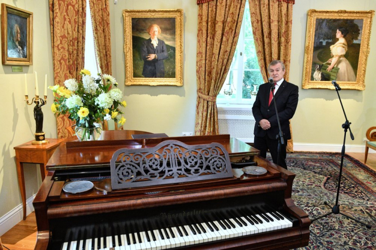 Wicepremier, minister kultury Piotr Gliński podczas przekazania obrazów, portretów Paderewskich, do Muzeum im. Kazimierza Pułaskiego w Warce. Fot. PAP/J. Turczyk