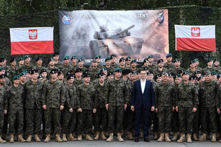 Premier Mateusz Morawiecki (C) podczas spotkania z żołnierzami Polskiego Kontyngentu Wojskowego w Bazie Wojskowej w Adazi na Łotwie. Fot. PAP/R. Pietruszka