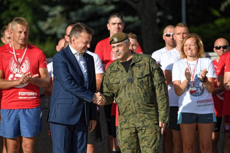 Minister obrony narodowej Mariusz Błaszczak (C-L) i dowódca Wojsk Obrony Terytorialnej Wiesław Kukuła (C-P) podczas uroczystego zakończenia Sztafety 100-lecia Niepodległości przed Pomnikiem Armii Krajowej i Polskiego Państwa Podziemnego. Fot. PAP/B. Zborowski Minister obrony narodowej Mariusz Błaszczak (C-L) i dowódca Wojsk Obrony Terytorialnej Wiesław Kukuła (C-P) podczas uroczystego zakończenia Sztafety 100-lecia Niepodległości przed Pomnikiem Armii Krajowej i Polskiego Państwa Podziemnego. Fot. PAP/B. Zborowski