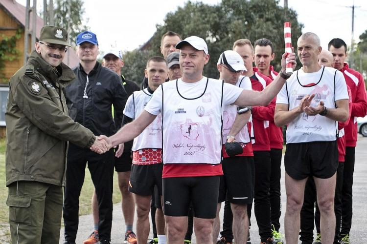 Komendant główny Straży Granicznej gen. bryg. Tomasz Praga (L) i uczestnicy biegu Straży Granicznej "Wokół Niepodległej". Berżniki, 22.09.2018. Fot. PAP/M. Onufryjuk Komendant główny Straży Granicznej gen. bryg. Tomasz Praga (L) i uczestnicy biegu Straży Granicznej "Wokół Niepodległej". Berżniki, 22.09.2018. Fot. PAP/M. Onufryjuk