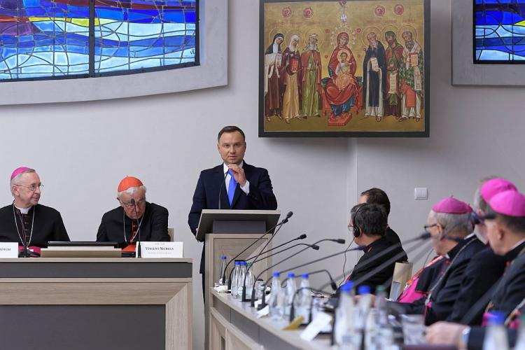 Prezydent Andrzej Duda (C), arcybiskup Poznania i wiceprzewodniczący CCEE abp Stanisław Gądecki (L) oraz arcybiskup Westminster i wiceprzewodniczący CCEE kardynał Vincent Nichols (2L) podczas obrad Zebrania Plenarnego Rady Konferencji Episkopatów Europy (CCEE). Poznań, 15.09.2018. Fot. PAP/J. Kaczmarczyk