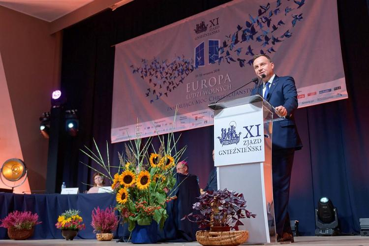 Prezydent Andrzej Duda przemawia podczas obrad plenarnych XI Zjazdu Gnieźnieńskiego "Europa ludzi wolnych. Inspirująca moc chrześcijaństwa". Fot. PAP/J. Kaczmarczyk