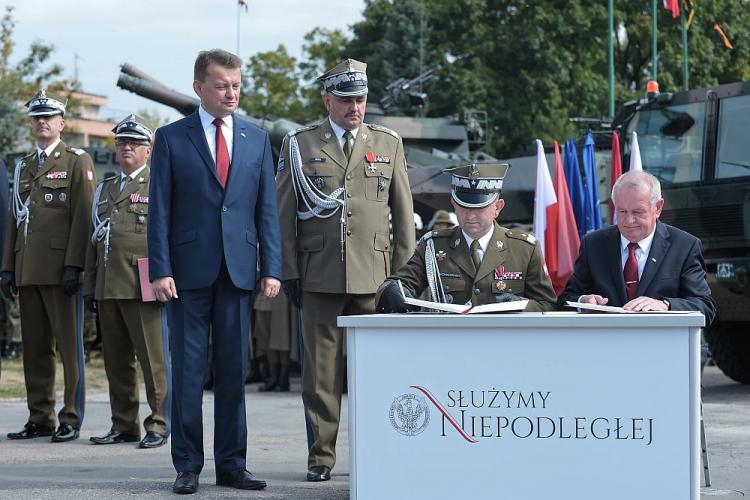 Minister obrony narodowej Mariusz Błaszczak (4P), dowódca generalny Rodzajów Sił Zbrojnych gen. broni Jarosław Mika (3P), dowódca 15. Giżyckiej Brygady Zmechanizowanej im. Zawiszy Czarnego generał brygady Jarosław Gromadziński (2P) i prezydent Siedlec Wojciech Kudelski (P). Siedlce,09.09.2018. Fot. PAP/M. Obara