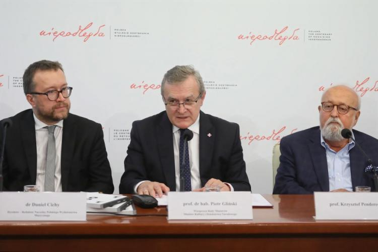 Warszawa, 18.09.2018. Kompozytor Krzysztof Penderecki (P), wicepremier, minister kultury Piotr Gliński (C) i dyrektor Polskiego Wydawnictwa Muzycznego dr Daniel Cichy (L) podczas konferencji prasowej zapowiadającej projekt „100 na 100. Muzyczne dekady wolności", Fot. PAP/P. Supernak Warszawa, 18.09.2018. Kompozytor Krzysztof Penderecki (P), wicepremier, minister kultury Piotr Gliński (C) i dyrektor Polskiego Wydawnictwa Muzycznego dr Daniel Cichy (L) podczas konferencji prasowej zapowiadającej projekt „100 na 100. Muzyczne dekady wolności", Fot. PAP/P. Supernak