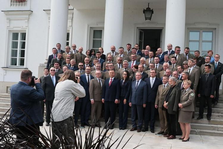 Prezydent Andrzej Duda (C), dyrektor Lasów Państwowych Andrzej Konieczny (C-L), minister środowiska Henryk Kowalczyk (5P) podczas spotkania z leśnikami w ramach konferencji "Lasy dla Niepodległej" w Warszawie. Fot. PAP/A. Lange