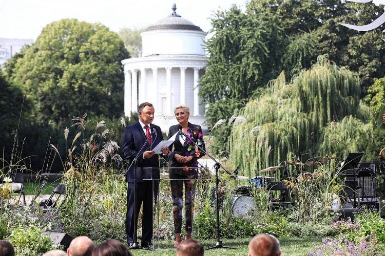 Prezydent Andrzej Duda z małżonką Agatą Kornhauser-Dudą podczas akcji Narodowego Czytania "Przedwiośnia" Stefana Żeromskiego, 8 bm. w Ogrodzie Saskim w Warszawie. 08.09.2018. Fot. PAP/R. Guz