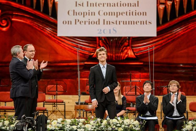 Wicepremier, minister kultury Piotr Gliński (L), dyrektor Narodowego Instytutu Fryderyka Chopina Artur Szklener (2L) i laureat pierwszej nagrody I Konkursu Chopinowskiego na Instrumentach Historycznych Tomasz Ritter (C). Warszawa, 14.09.2018. W Fot. PAP/J. Kamiński