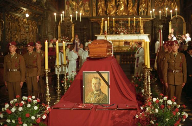 Trumna ze szczątkami gen. W. Sikorskiego wystawiona w kościele Mariackim, skąd została przeniesiona do katedry wawelskiej. PAP/J. Bednarczyk Trumna ze szczątkami gen. W. Sikorskiego wystawiona w kościele Mariackim, skąd została przeniesiona do katedry wawelskiej. PAP/J. Bednarczyk