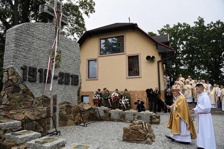 Metropolita szczecińsko-kamieński abp Andrzej Dzięga (2P) podczas odsłonięcia pomnika z okazji 100. rocznicy odzyskania przez Polskę niepodległości w Strachocinie. Fot. PAP/D. Delmanowicz Metropolita szczecińsko-kamieński abp Andrzej Dzięga (2P) podczas odsłonięcia pomnika z okazji 100. rocznicy odzyskania przez Polskę niepodległości w Strachocinie. Fot. PAP/D. Delmanowicz