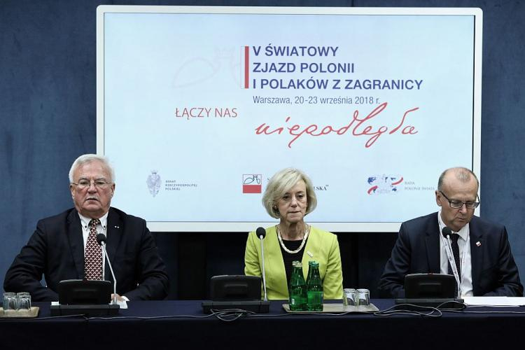 Prezes Stowarzyszenia „Wspólnota Polska” Dariusz Bonisławski (P), prezydent Europejskiej Unii Wspólnot Polonijnych Tadeusz Pilat (L) i przewodnicząca Rady Polonii Świata Teresa Berezowska (C) podczas konferencji prasowej podsumowującej V Światowy Zjazd Polonii i Polaków z Zagranicy w Warszawie. Fot. PAP/T. Gzell Prezes Stowarzyszenia „Wspólnota Polska” Dariusz Bonisławski (P), prezydent Europejskiej Unii Wspólnot Polonijnych Tadeusz Pilat (L) i przewodnicząca Rady Polonii Świata Teresa Berezowska (C) podczas konferencji prasowej podsumowującej V Światowy Zjazd Polonii i Polaków z Zagranicy w Warszawie. Fot. PAP/T. Gzell