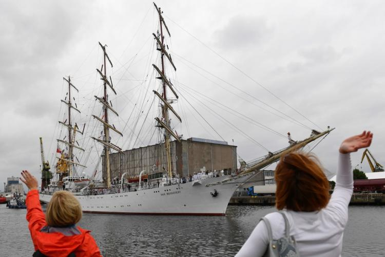 Szczecin, 12.06.2018. „Dar Młodzieży” wpływa do portu w Szczecinie, aby wziąć udział w Światowych Dniach Morza. „Dar Młodzieży” jest w trakcie Rejsu Niepodległości, wyprawy dookoła świata, zorganizowanego dla uczczenia 100. rocznicy odzyskania niepodległości przez Polskę. Fot. PAP/M. Bielecki