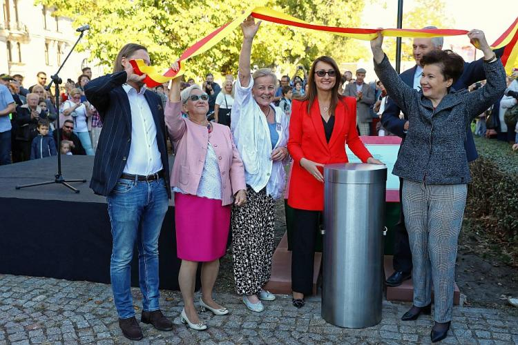 Uroczystości zakopania kapsuły czasu odbyła się u zbiegu Krakowskiego Przedmieścia i ul. Karowej w Warszawie - prezydent Warszawy Hanna Gronkiewicz-Waltz (P), wiceprezydent Renata Kaznowska (2P) i radna Anna Nehrebecka (3P). Fot. PAP/R. Guz