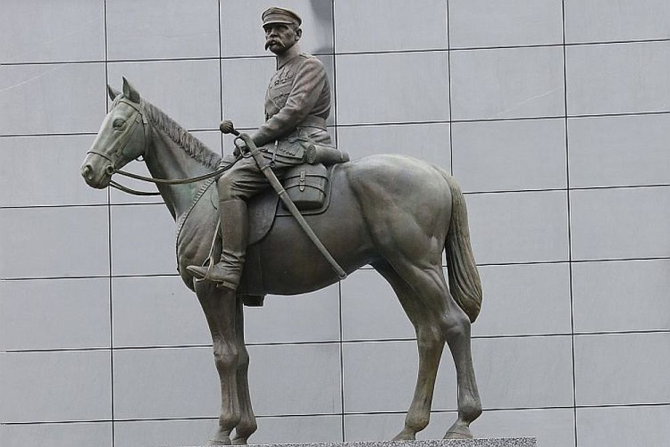 Uroczyste odsłonięcie pomnika marszałka Józefa Piłsudskiego w Nowym Sączu. Fot. PAP/G. Momot