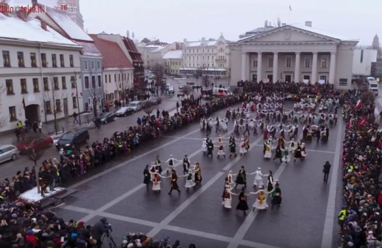 Polonez na Placu Ratuszowym w Wilnie.