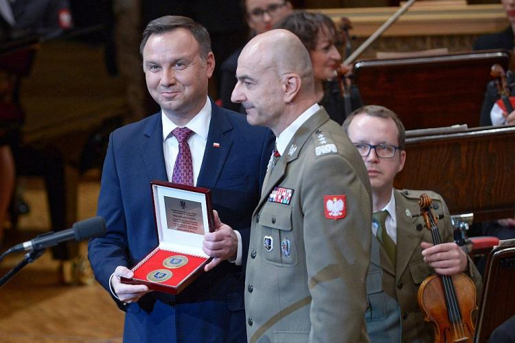 Prezydent Andrzej Duda (L) oraz szef Sztabu Generalnego Wojska Polskiego generał broni Rajmund T. Andrzejczak (P) podczas koncertu zorganizowanego z okazji 100-lecia utworzenia Sztabu Generalnego Wojska Polskiego w Filharmonii Narodowej w Warszawie. Fot. PAP/M. Obara