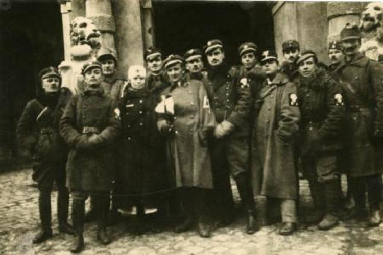 Oddział "straceńcow" por. Romana Abrahama przed ratuszem we Lwowie. 22 listopada 1918 r. Źródło: CAW Oddział "straceńcow" por. Romana Abrahama przed ratuszem we Lwowie. 22 listopada 1918 r. Źródło: CAW